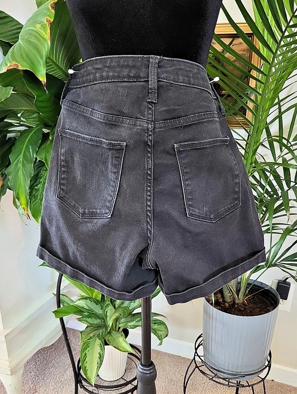 Universal Thread Jean Shorts in Black Size 8/29R Like New - Picture 2 of 5